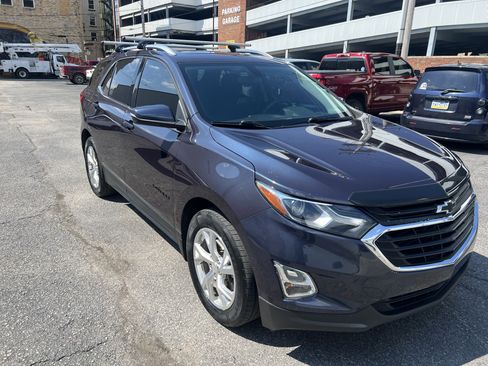 Used 2019 Chevrolet Equinox LT w/ Sun & Navigation Package AWD/4WD image 3