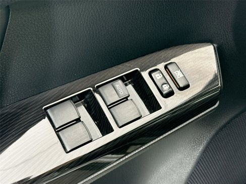 Used 2018 Toyota RAV4 SE image 29