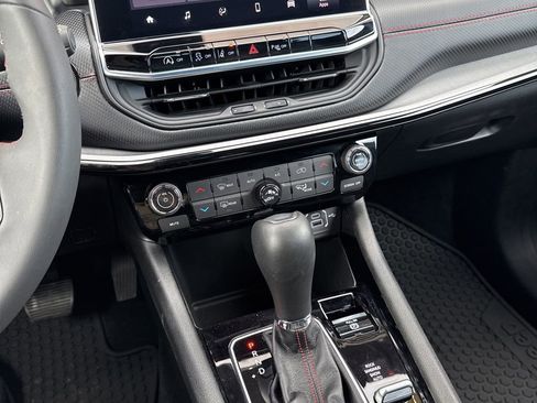 Used 2025 Jeep Compass Trailhawk image 17