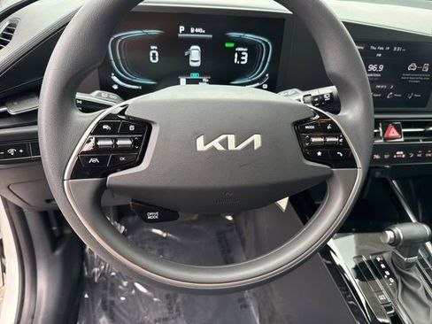 Used 2025 Kia Niro LX image 20