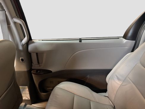 Used 2019 Toyota Sienna XLE image 34