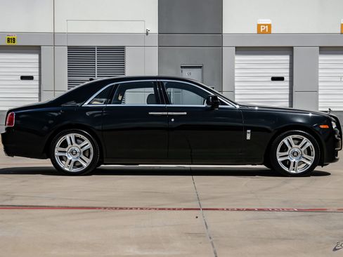 Used 2017 Rolls-Royce Ghost RWD image 23