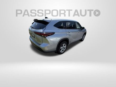 Used 2024 Toyota Highlander LE AWD/4WD image 8