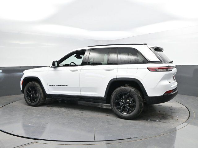 Used 2024 Jeep Grand Cherokee Altitude AWD/4WD image 9