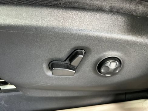 Used 2023 Chrysler Pacifica Limited FWD image 18