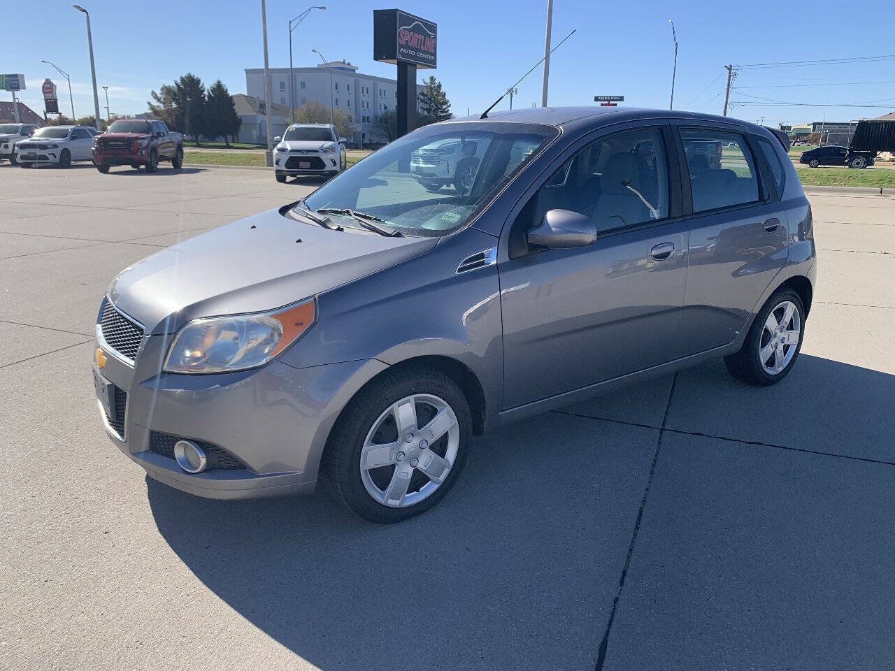 Used 2011 Chevrolet Aveo5 LT FWD image 4