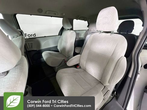 Used 2016 Toyota Sienna LE image 27