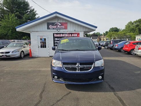 Used 2017 Dodge Grand Caravan SXT FWD image 2