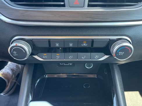 Used 2024 Nissan Altima 2.5 SV FWD image 12