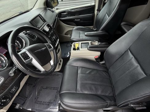 Used 2014 Chrysler Town & Country Touring image 8