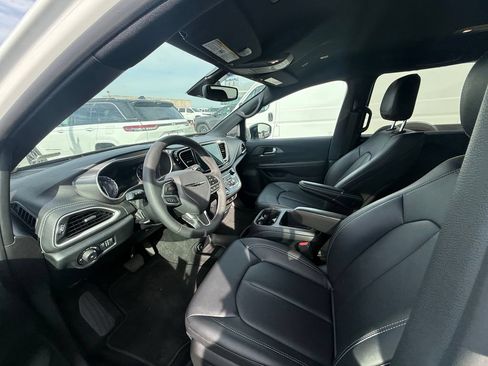 Used 2026 Chrysler Pacifica Select FWD image 5