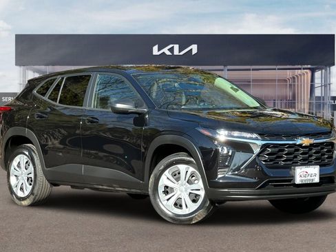 Used 2025 Chevrolet Trax LS image 2