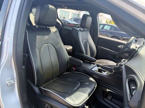Used 2022 Chrysler Pacifica Limited w/ Uconnect Theater Family Group FWD image 27