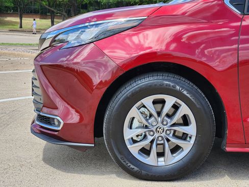 Used 2025 Toyota Sienna XLE FWD image 8