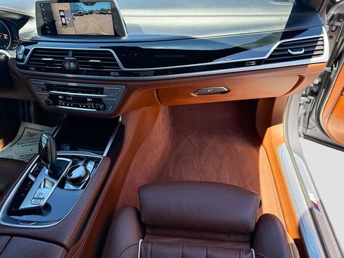 Used 2018 BMW 750i image 18