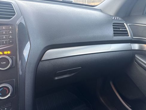 Used 2019 Ford Explorer XLT AWD/4WD image 11