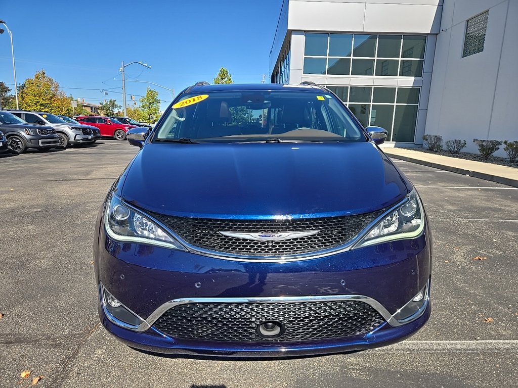 Used 2018 Chrysler Pacifica Limited w/ Tire & Wheel Group FWD image 3