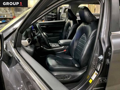 Used 2023 Toyota Highlander XLE image 8