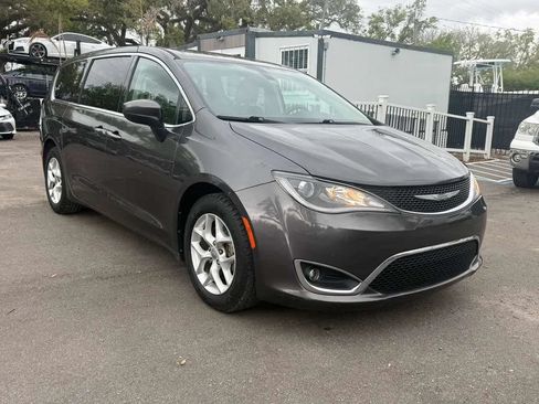 Used 2017 Chrysler Pacifica Touring Plus w/ Tire & Wheel Group FWD image 3