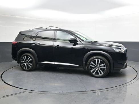 Used 2024 Nissan Pathfinder Platinum w/ Cargo Package image 3