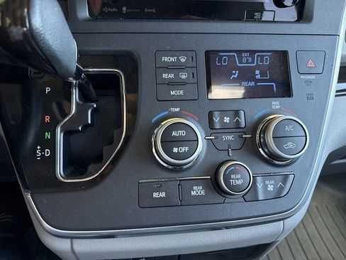 Used 2016 Toyota Sienna XLE Premium FWD image 33