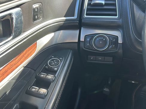 Used 2017 Ford Explorer Platinum image 23