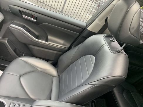 Used 2024 Toyota Highlander XLE FWD image 31