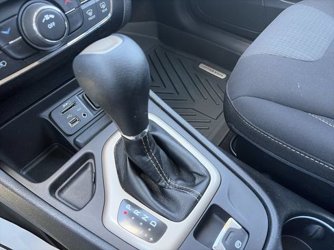 Used 2016 Jeep Cherokee Latitude FWD image 26