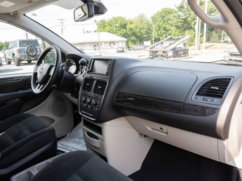 Used 2018 Dodge Grand Caravan SE w/ UConnect Hands-Free Group FWD image 31