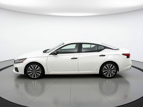 Used 2025 Nissan Altima 2.5 SV FWD image 5