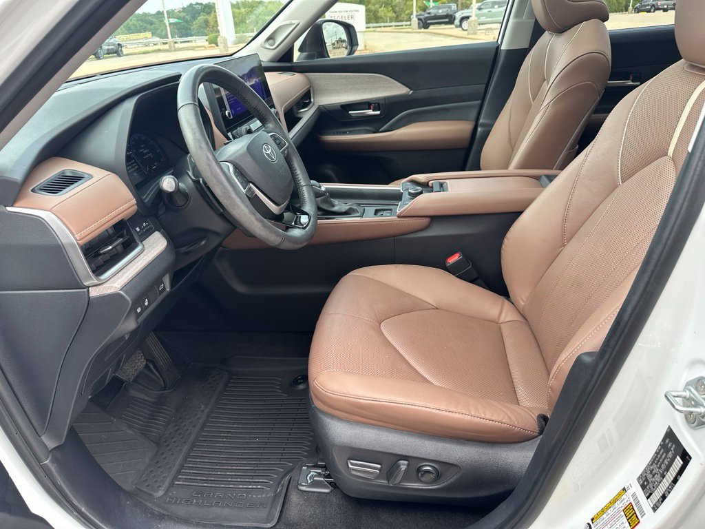 Used 2024 Toyota Grand Highlander AWD image 14