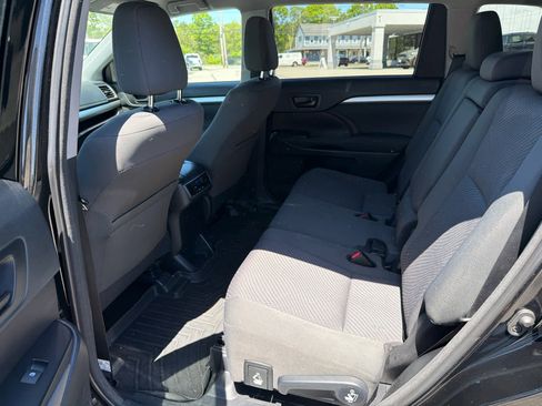 Used 2018 Toyota Highlander LE w/ Carpet Mat Package (TMS) AWD/4WD image 5
