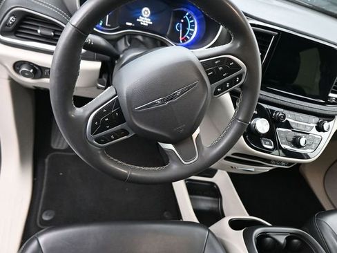 Used 2023 Chrysler Pacifica Touring-L image 19