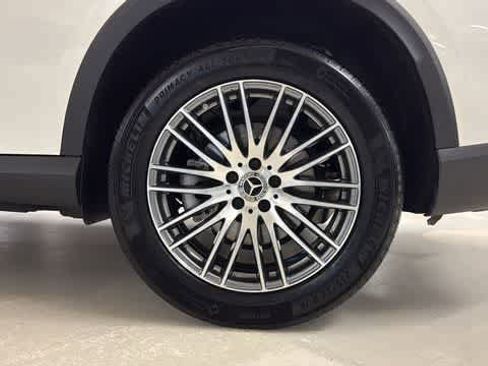 Used 2024 Mercedes-Benz GLC 300 4MATIC image 11