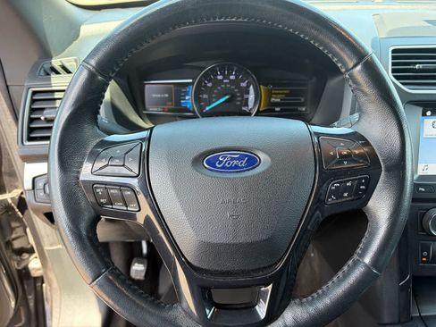 Used 2018 Ford Explorer XLT w/ Equipment Group 202A FWD image 9