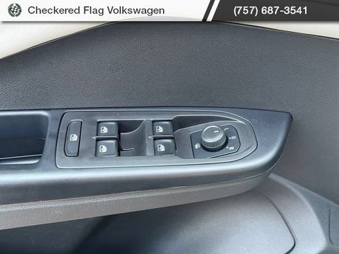 Certified 2025 Volkswagen Taos SE FWD image 15