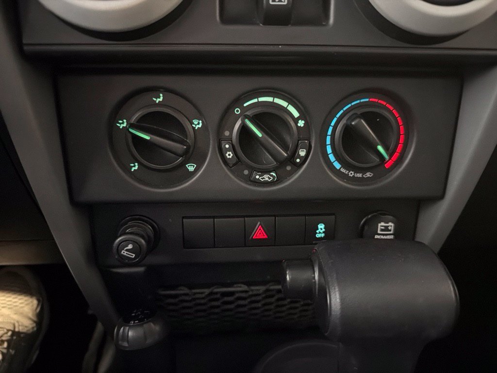 Used 2010 Jeep Wrangler Unlimited Sahara AWD/4WD image 6