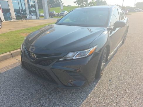 Used 2019 Toyota Camry SE FWD image 4