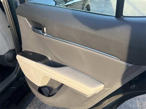 Used 2019 Toyota Camry SE image 13