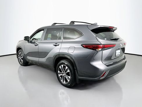 Used 2023 Toyota Highlander XLE AWD/4WD image 5