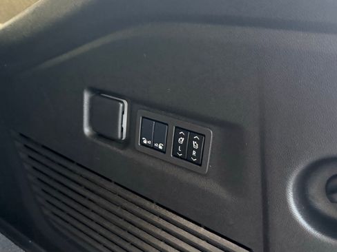 Used 2024 GMC Yukon XL Denali w/ Advanced Technology Package image 32