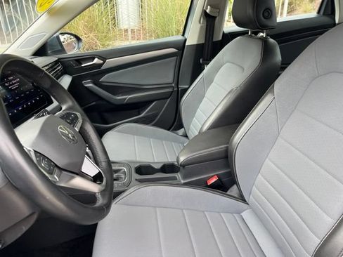 Used 2025 Volkswagen Jetta SE FWD image 9
