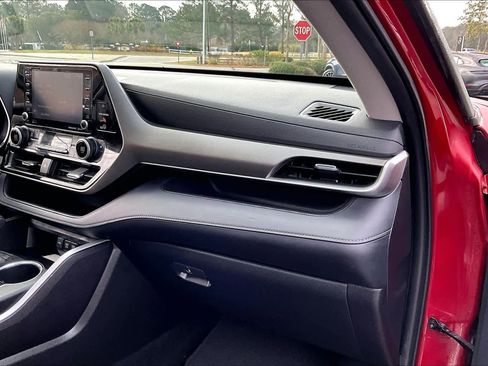 Used 2020 Toyota Highlander XLE image 18
