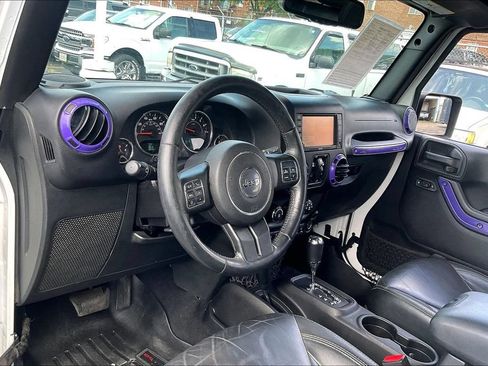Used 2015 Jeep Wrangler Unlimited Sahara w/ Connectivity Group AWD/4WD image 13