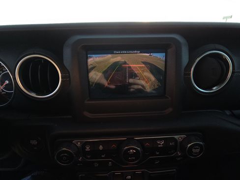 Used 2018 Jeep Wrangler Unlimited Sahara w/ Cold Weather Group image 11