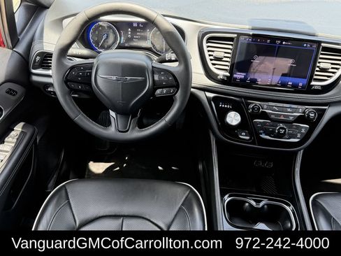 Used 2025 Chrysler Pacifica Limited FWD image 11