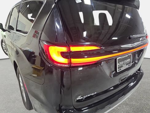 Used 2024 Chrysler Pacifica Touring-L FWD image 33