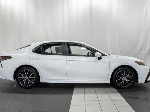 Used 2024 Toyota Camry SE image 3