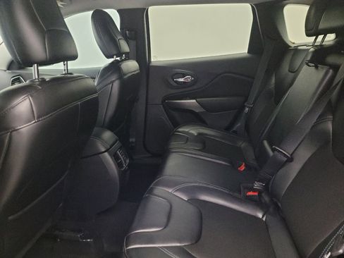 Used 2019 Jeep Cherokee Latitude Plus w/ Trailer Tow Group AWD/4WD image 18