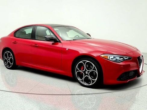 Used 2024 Alfa Romeo Giulia Ti AWD/4WD image 3